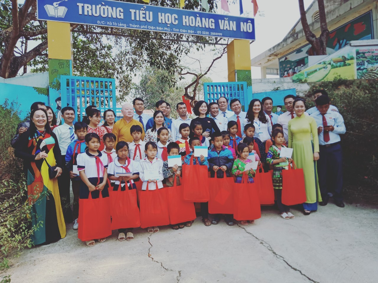 TRAO QUÀ CHO HỌC SINH NGHÈO  CÓ HOÀN CẢNH KHÓ KHĂN