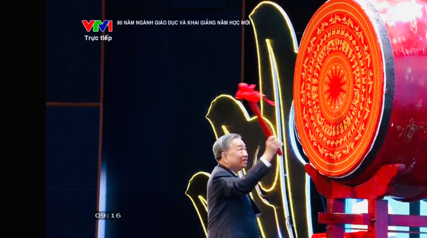 ảnh TBT Tô Lâm đánh trống